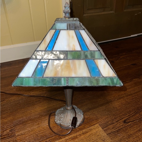 Underwriters Laboratory Vintage Small Portable Tiffany Stained Glass Lamp - Picture 9 of 14
